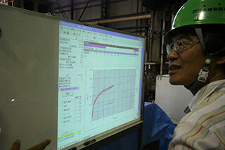 耐火実験を観察している秋田氏